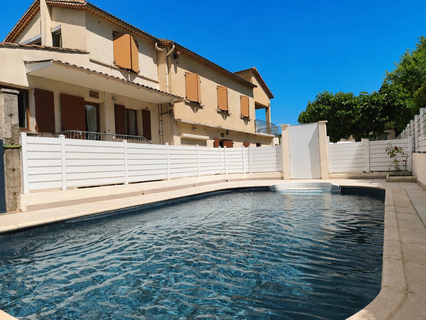 la pivoine vue de l'intérieur de la piscine